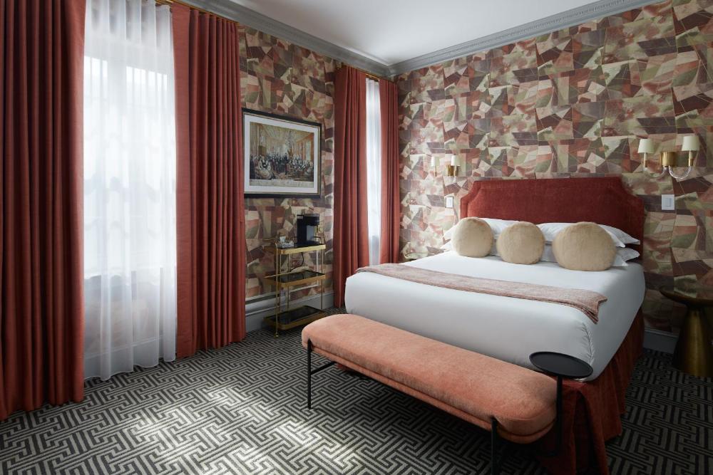 Deluxe Queen Room interior
